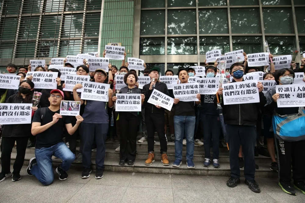 終結行人地獄！民團發起行人安全大富翁活動　民眾上街怒吼「還路來」