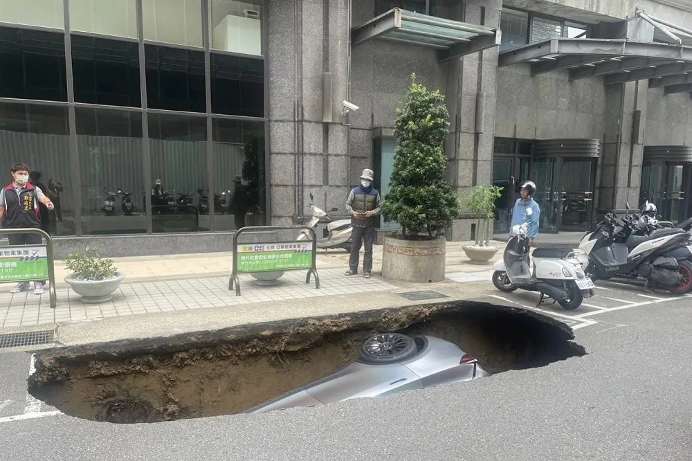 【竹北天坑吞了特斯拉】建商被抓包半夜偷復工　縣府重懲旗下4建案無限期停工