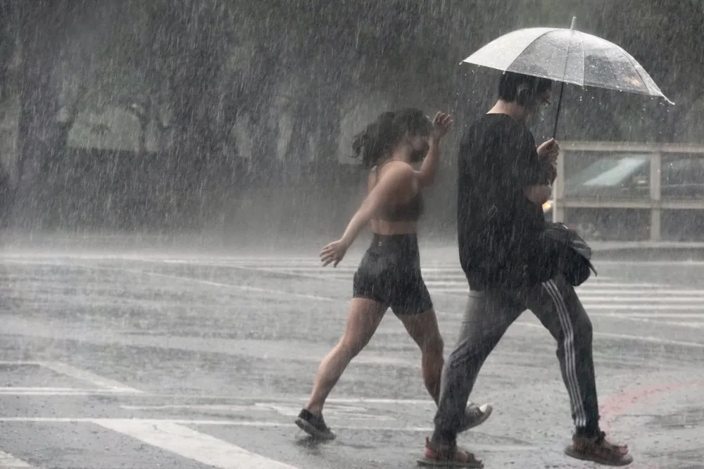 鋒面暴雨龜速南移、雨區擴大　「16縣市」發布豪大雨特報