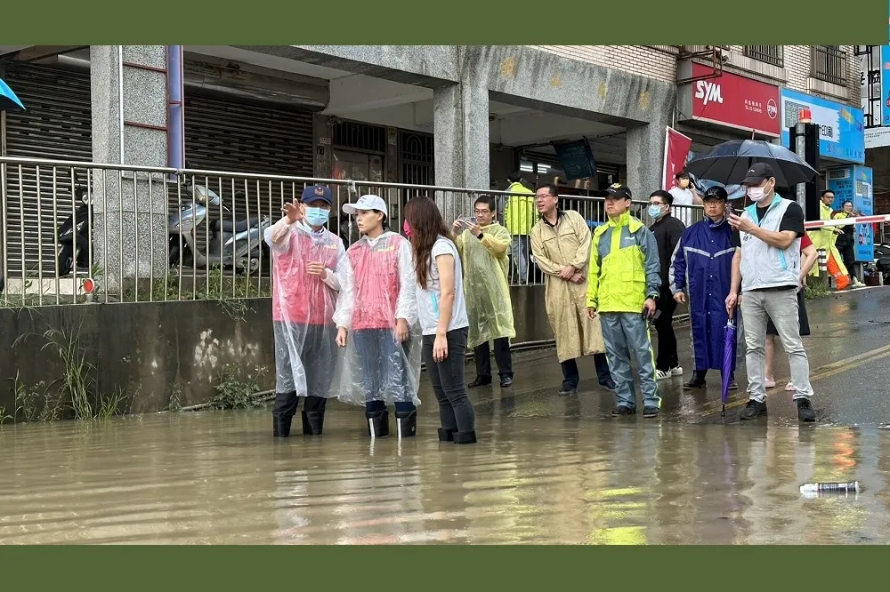 城市快速復原展現韌性！ 竹市清晨大雷雨 高市長坐鎮指揮、掌握全市災情