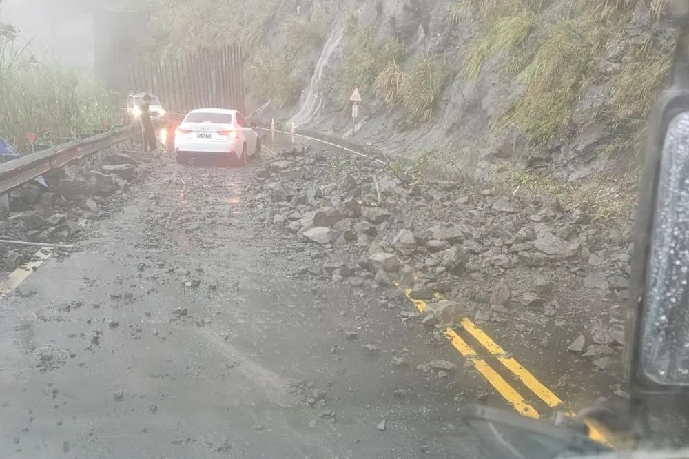 豪雨轉移中南部！阿里山公路落石僅單線通行　鹿港天后宮泡水