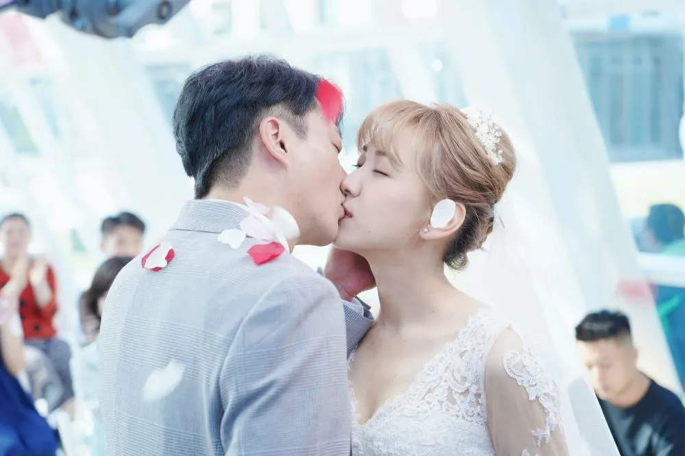 林玟誼《欺妻49天》披絕美婚紗與藍葦華上演吻戲　他靦腆直呼：我害羞