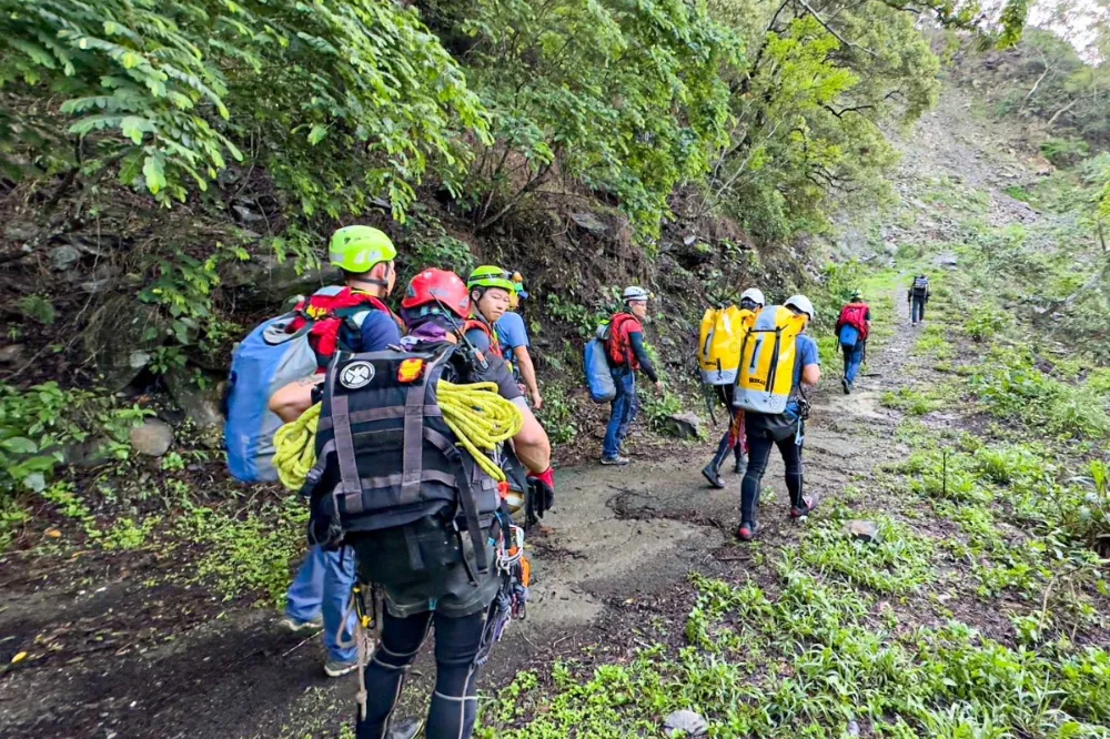 屏東飛龍瀑布山洪暴發釀5死　最後1具遺體今吊掛下山