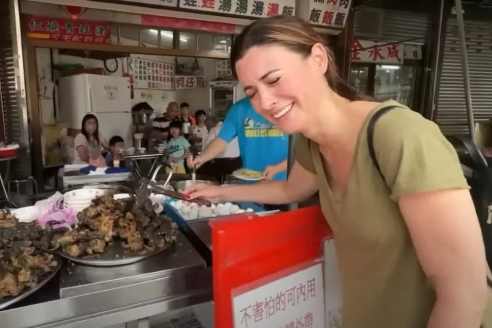 法國妞北港朝聖初見總統大喊愛台灣　美食吃透唯獨「這道菜」不行