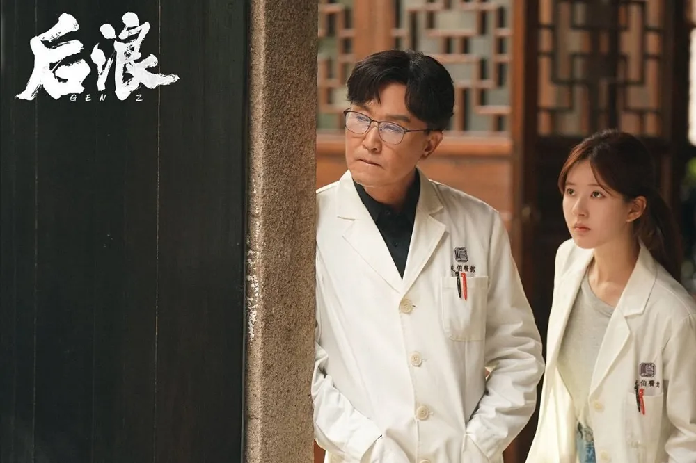 趙露思、吳剛新劇《後浪》熱度霸屏　她戲中慘遭蜜蜂攻擊醜成豬頭網誇敬業