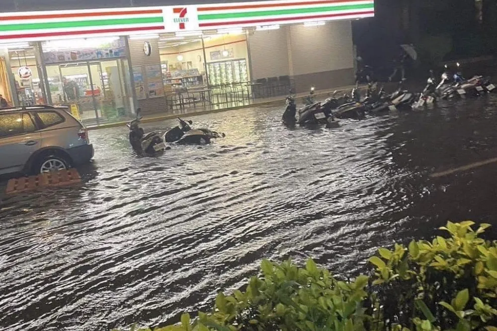 雨神南下！全台17縣市豪雨特報　小心雷雨、強陣風