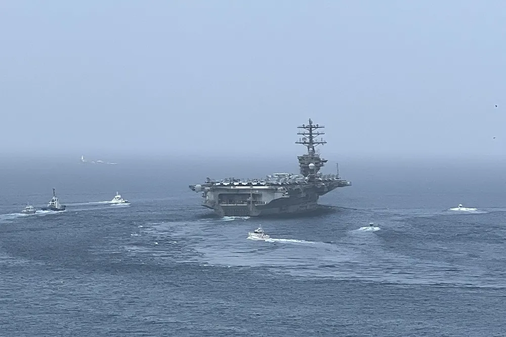 【獨家照片】美軍「尼米茲號」航母打擊群上午出港　展開巡弋任務