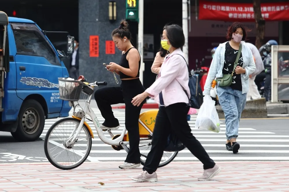 新冠第4波疫情6月下旬達高峰　5/31起救護車改「建議」戴口罩