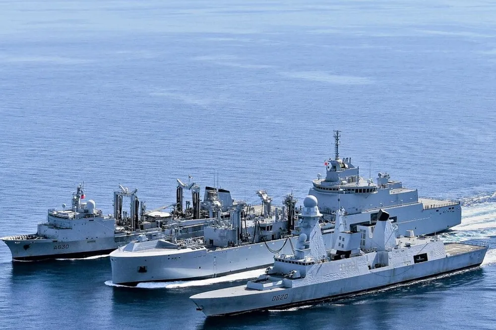 【有片】法國海軍新型補給艦　首度完成「三艦」海上補給測試