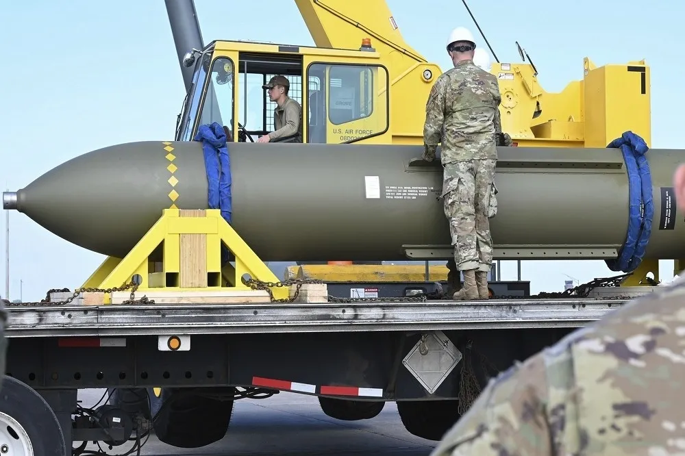 【有片】打擊地下核設施利器　美軍秀巨型穿地炸彈測試畫面