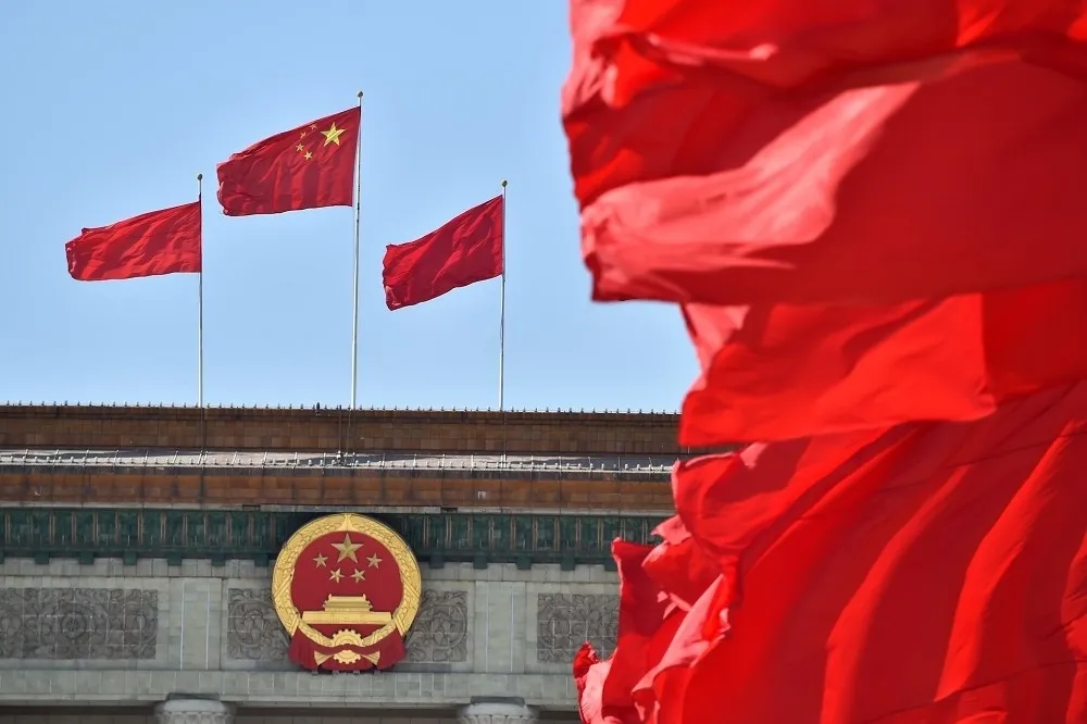 【有片】英中合作開辦國際學校授洗腦教育　學生穿軍服要守護祖國