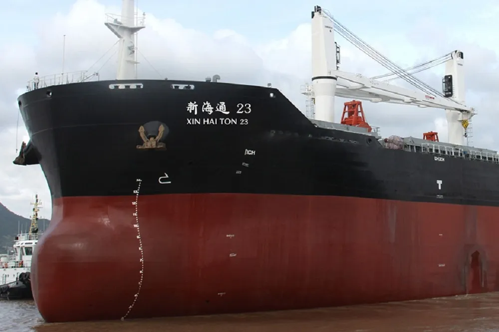香港5萬噸貨輪蘇伊士運河短暫擱淺　驚險避免全球海運大塞車再現