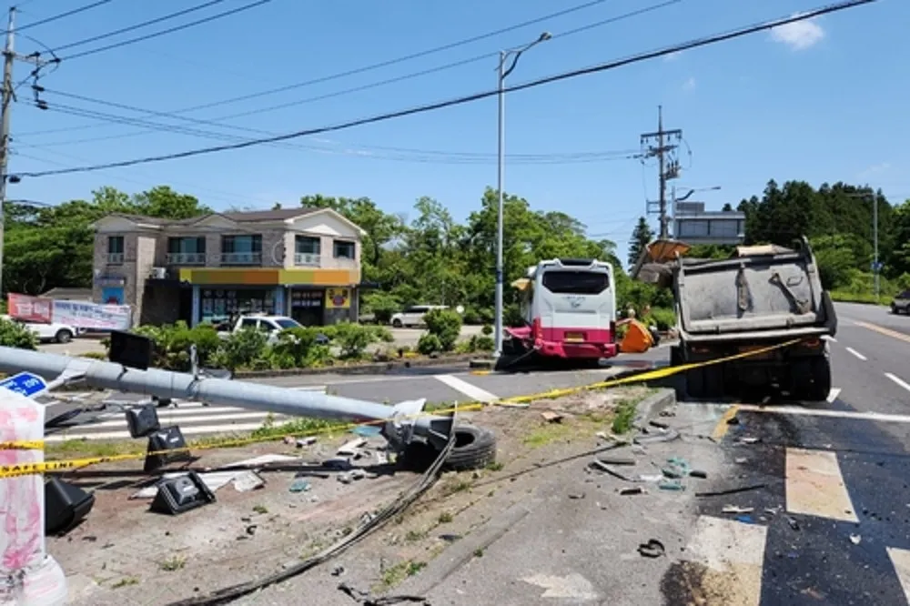 台灣旅行團濟州島出車禍　遭貨車闖紅燈撞飛37人受傷