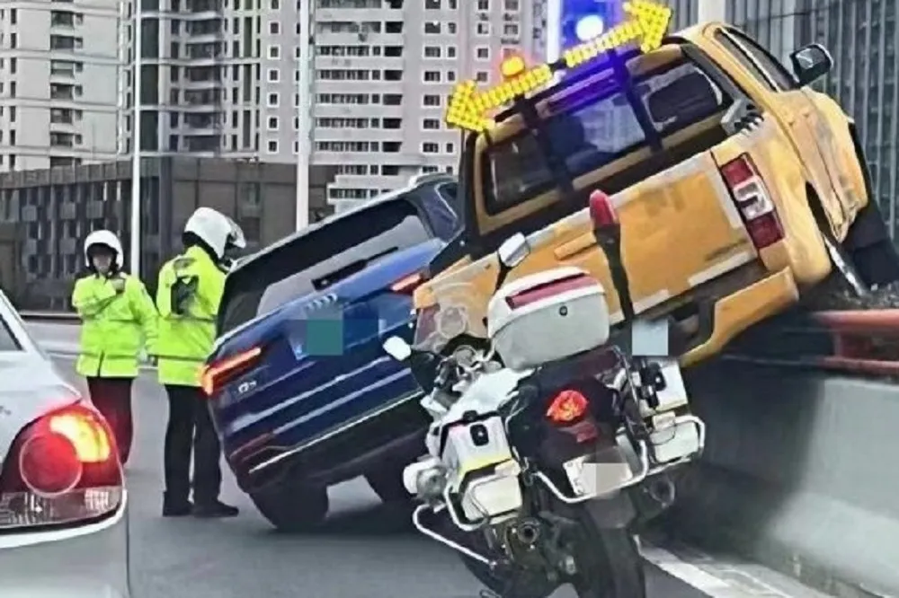 【有片】中國版「玩命關頭」？　上海高架2車互鬥險釀墜橋意外