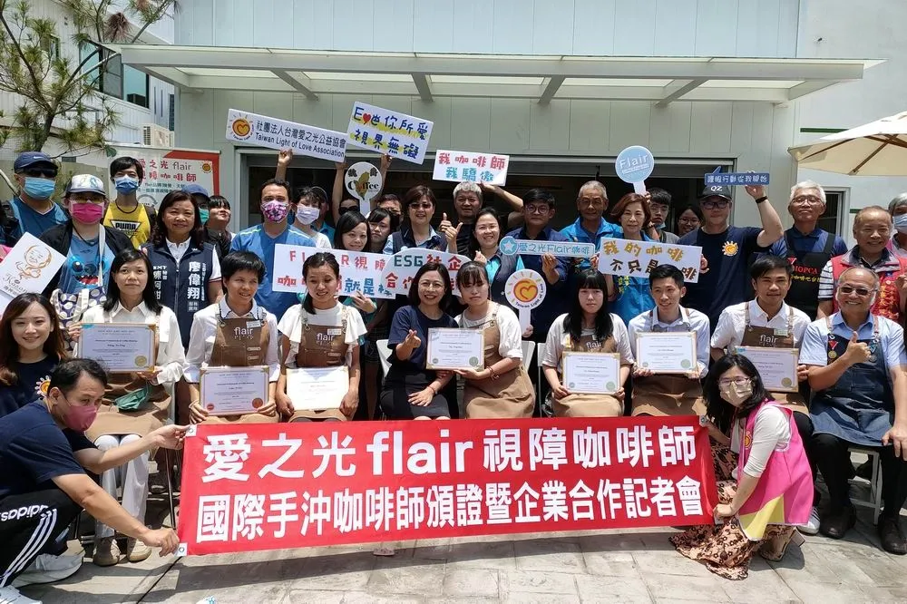 愛之光公益協會培訓視障咖啡師　8人考取國際證照