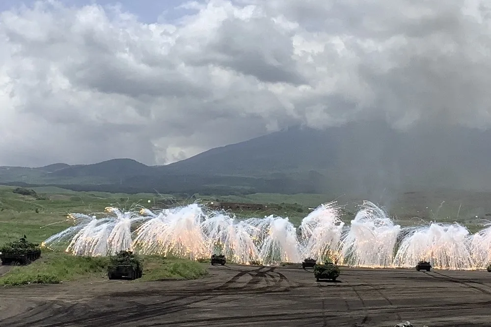 【有片】日本陸上自衛隊舉行最大規模實彈射擊演習　驗證離島防衛能量