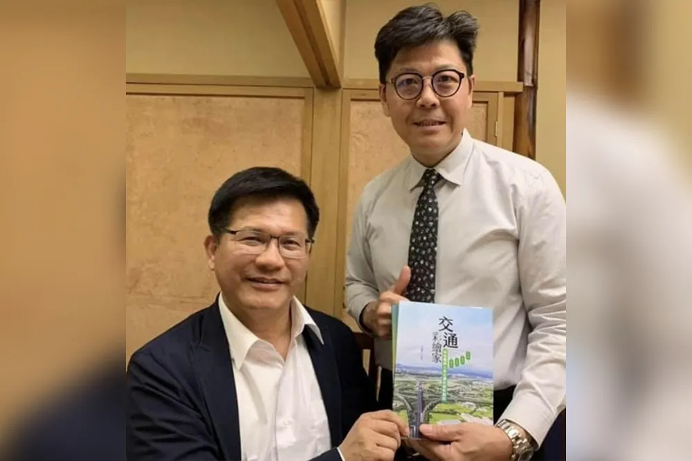 陳琬惠曬林佳龍與im.B主嫌合影贈書　林：民眾要簽名並不熟