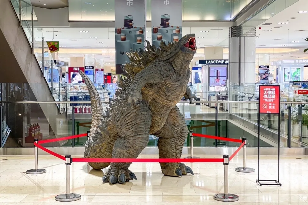 哥吉拉 230 公分逼真模型現身新竹 SOGO　「林凱恩大怪獸特攝作品展」快閃登場