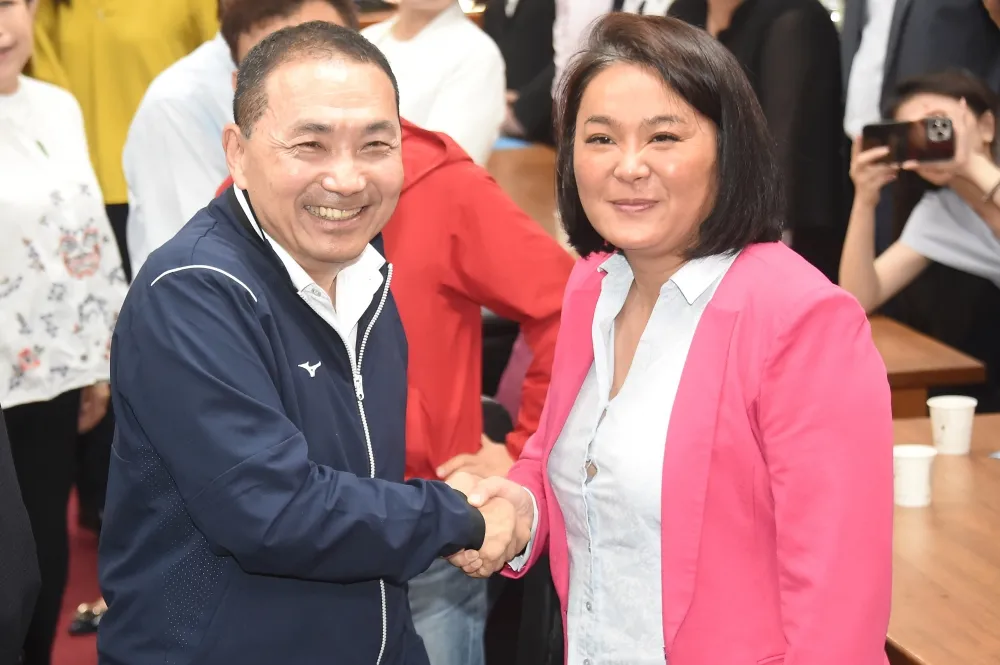 【民調暴跌】侯友宜和陳玉珍同框握手　喊話藍委「一定要贏絕不能輸」