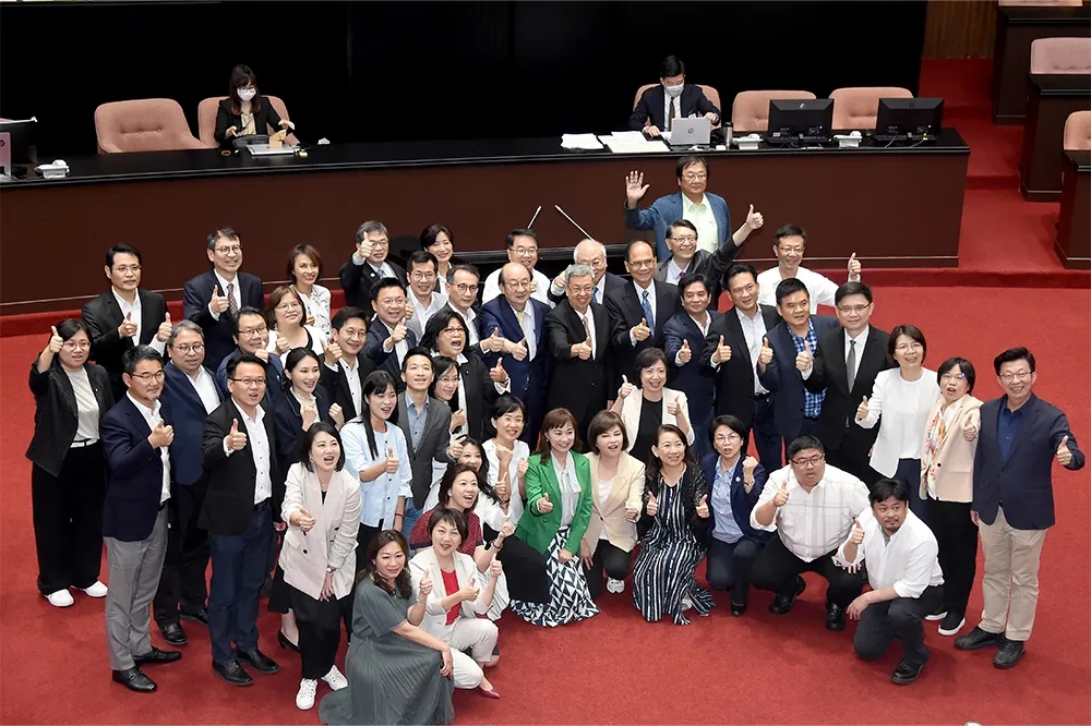 立院三讀通過今年度國營事業預算　行政院長陳建仁到場致意