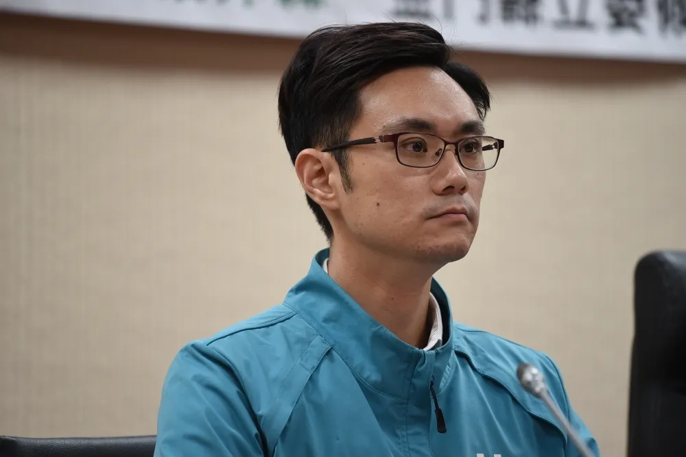 蔡沐霖涉性騷吃案還當勞動部機要？　李俊俋：完全不知情，要他「面對接受」