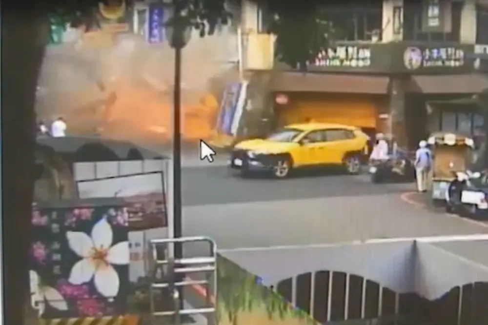 【恐怖片】苗栗牛肉麵店氣爆裝潢全炸飛　2員工、路人嚴重灼傷、對面賣地瓜女子也遭波及