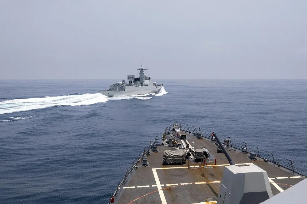 【有片】美軍公布影片曝解放軍船艦橫插險撞　中國硬拗「美方先滋事挑釁」