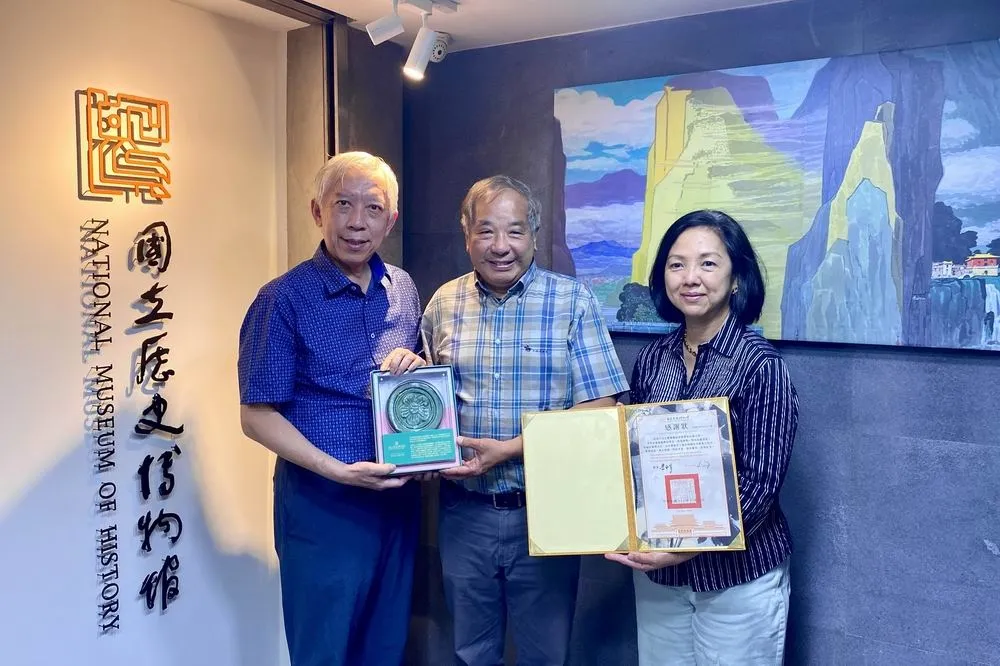 感謝挹注獎助學金100萬元　梁永斐館長贈郭松年史博館瓦當紀念物