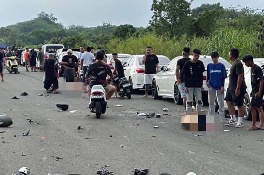 屏東改裝車聚60人圍觀　2機車對撞閃躲不及釀2死3傷
