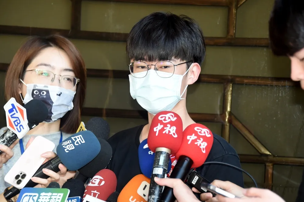 清大校友今赴北檢提告「強制性交未遂」　王丹抵台強調：不會有任何逃避