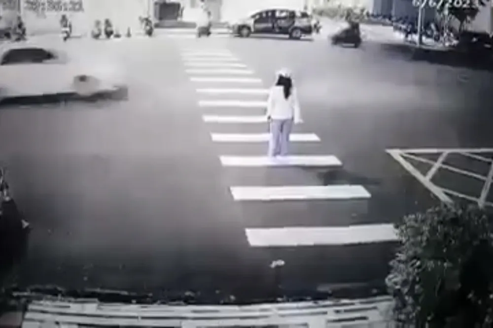 【行人地獄片】台中女「走斑馬線30秒」沒車禮讓　差1步抵達遭機車高速撞飛