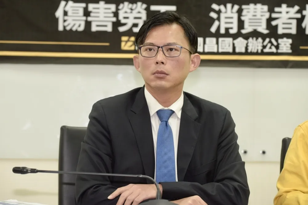 黃國昌質疑某週刊im.B報導幫政客洗地　「北檢會查到底還是高舉輕放？」