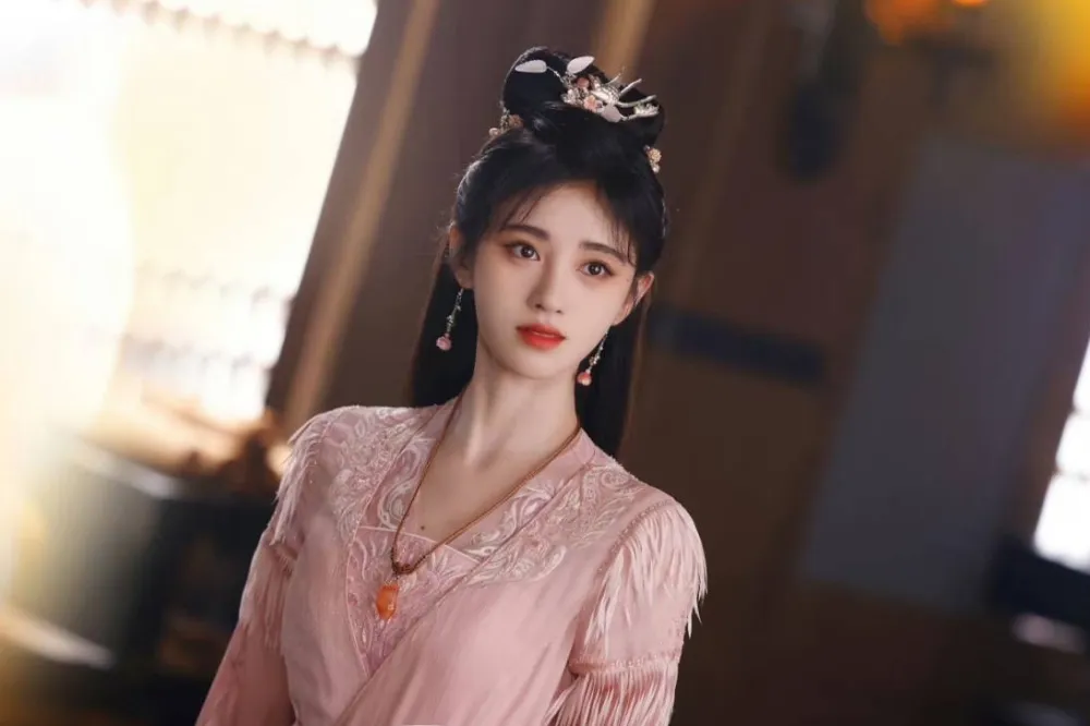 「千年一遇美女」鞠婧禕泳裝照出爐　她「招牌八字眉」不見了全網認不出