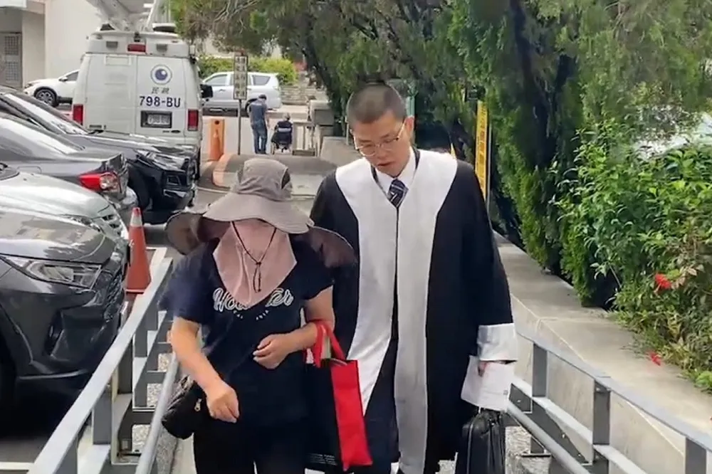5億高中生墜樓險成無名屍！曝夏男裝「路人甲」站一旁冷看　中檢今開臨時庭再傳賴母