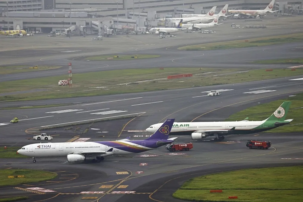 【有片】長榮航空班機遭泰航碰撞　東京羽田機場跑道暫時關閉