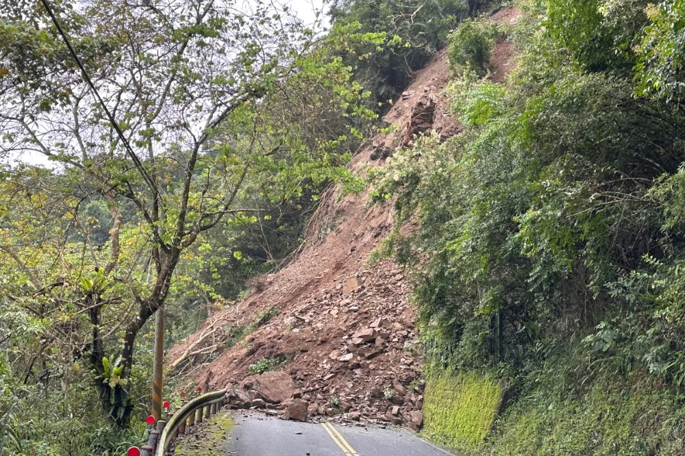 宜蘭太平山聯外道路土石坍方　228人受困山區施工單位搶修中