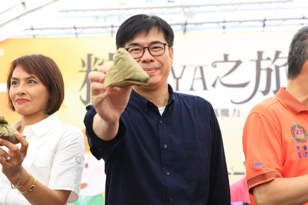 陳其邁與蔣萬安掀南北粽舌尖戰　「北部3D油飯vs. 南部水煮米糕」哪個更好吃？