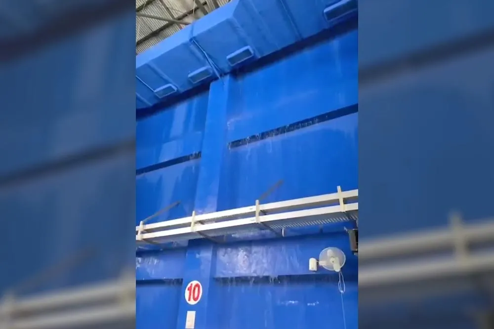雨炸高雄！鳳山羽球館出現「瀑布」　網友：豆腐渣工程驗收時間到了？