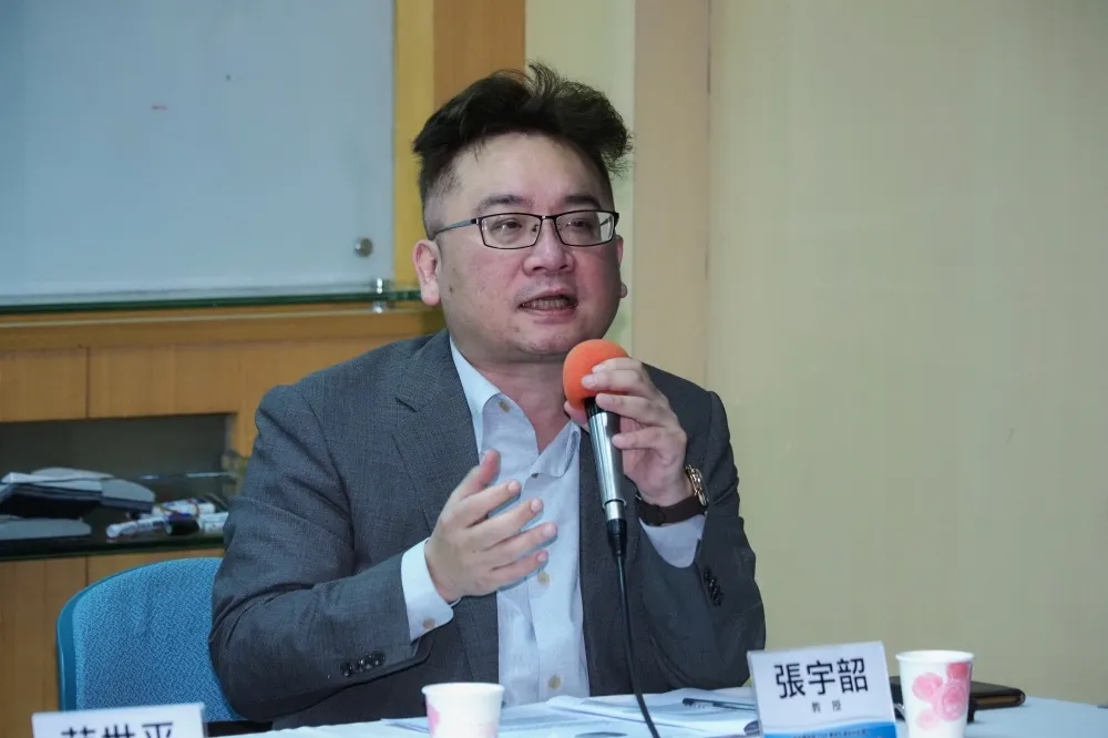 雞排妹點名他「藉故約泡湯」涉性騷民進黨工讀妹　名嘴張宇韶沈寂10天後道歉  