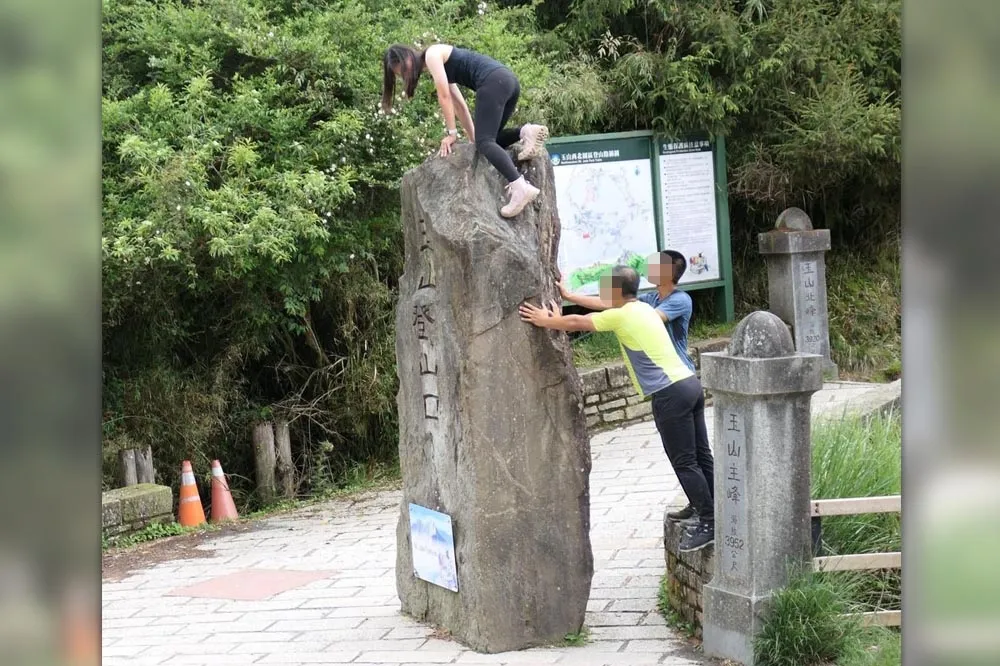 嗨過頭？女山友爬上「玉山登山口石碑」頂端　網友大怒、玉管處回應了
