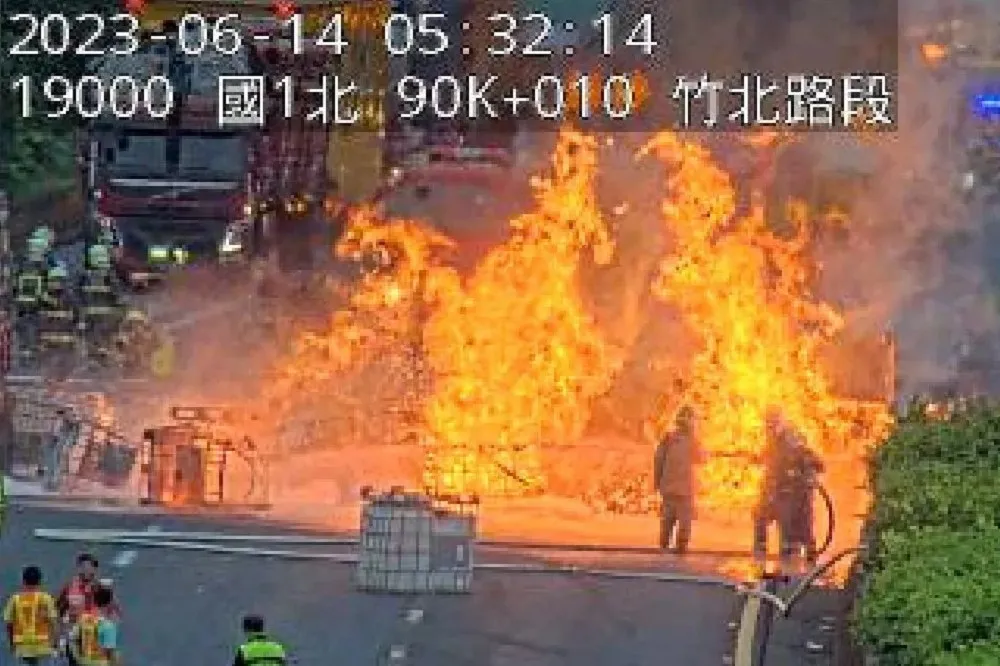 【好塞片】國道一號北上清晨火燒車　竹北路段一度「紫爆」