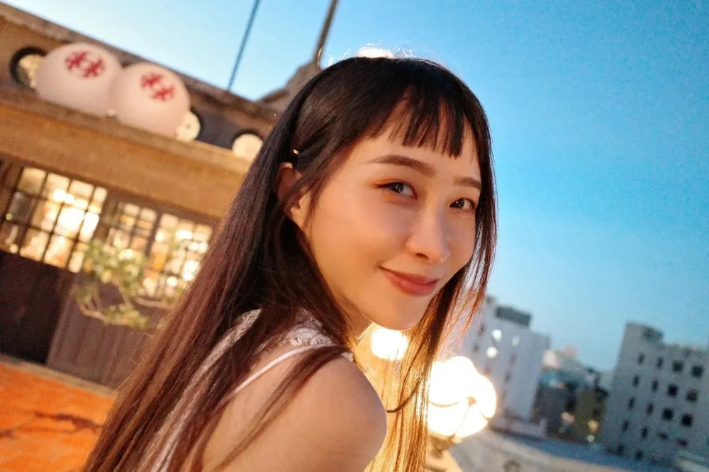 女星黃云歆忍10年指控被要求「乳溝夾巧克力」逼穿丁字褲　許傑輝這樣說