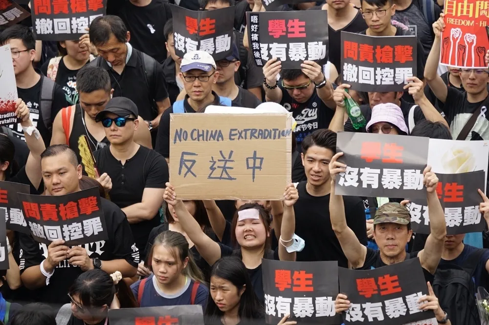 《願榮光歸香港》禁播後遭串流平台下架　洪申翰示警：嚴防中國滲透
