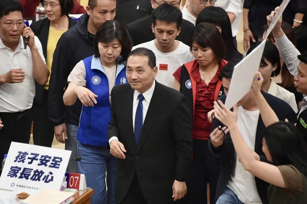 「侯侯做事」變「相拍雞仔」　是色厲內荏還是兄弟本色