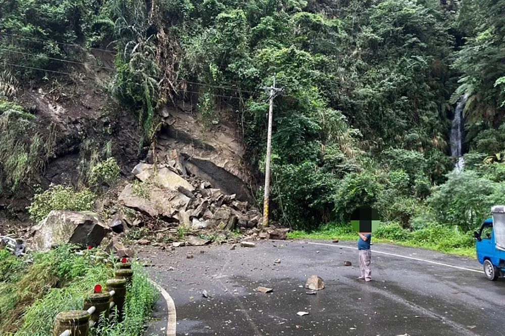【走山片】連日大雨！阿里山130線「巨石砸落」坍方　預計明天才能搶通