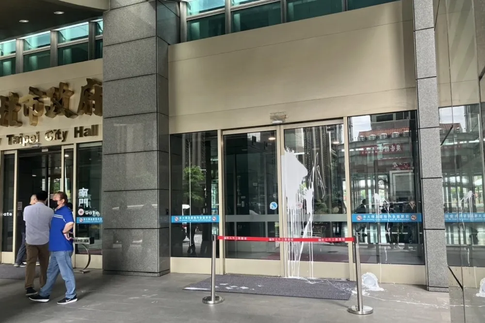 新北市府大門遭惡意潑白漆　失業男「睡不著」到處陳情沒人理