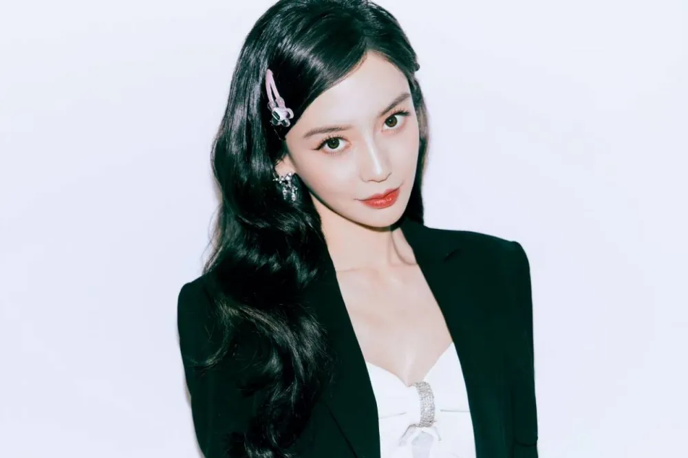 Angelababy曬美照「超長腳指甲」挨批太噁心　她親上火線求饒