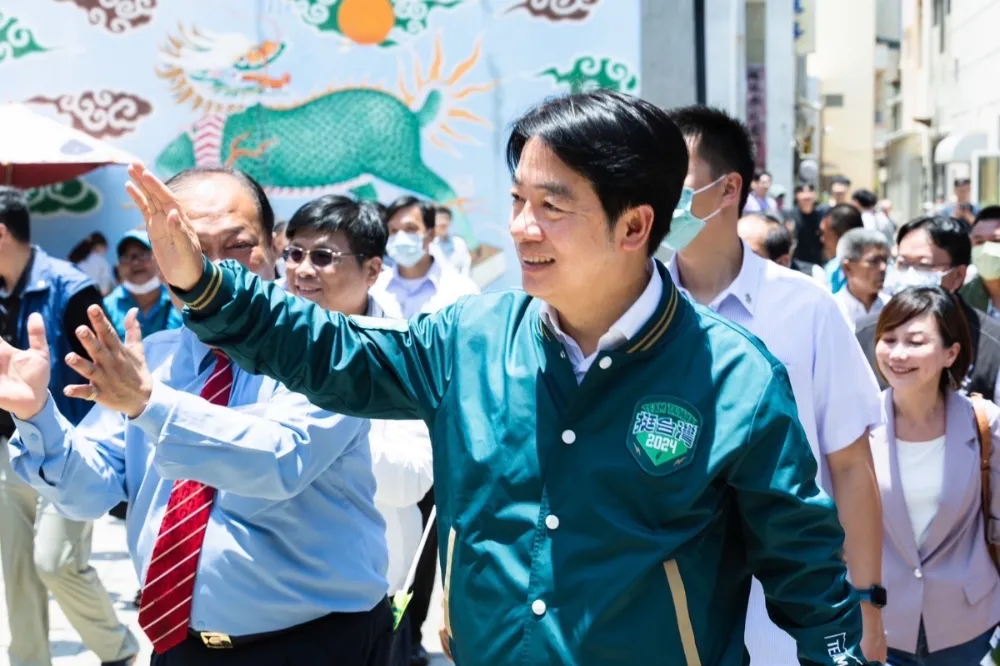 賴清德Team Taiwan戰袍登場　綠底加金邊外套象徵「賴副金句」連發