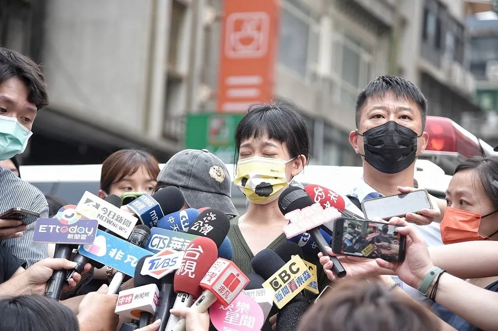 【黃子佼陷性騷】晚間轉到林口長庚　孟耿如憔悴：我們是一家人會一起面對