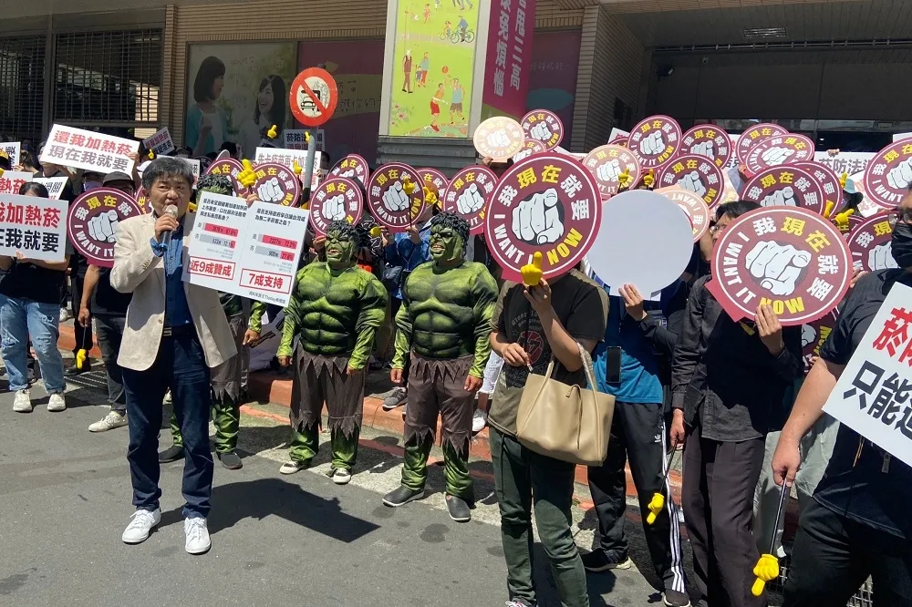 新菸防法上路民眾買嘸加熱菸　彭華幹號召兩百人：我現在就要！國健署勿逼良民變浩克